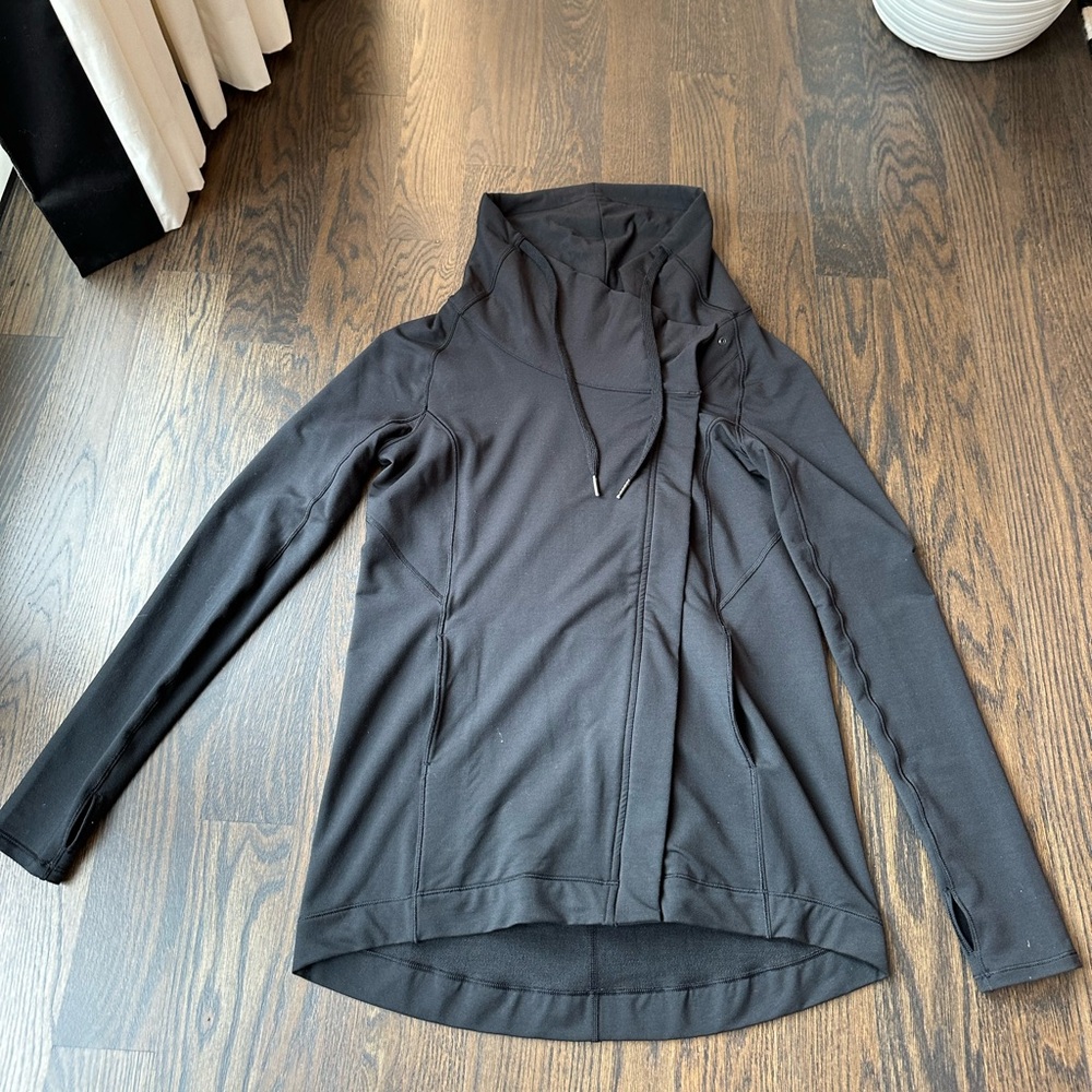 Lululemon size 4 zip up jacket